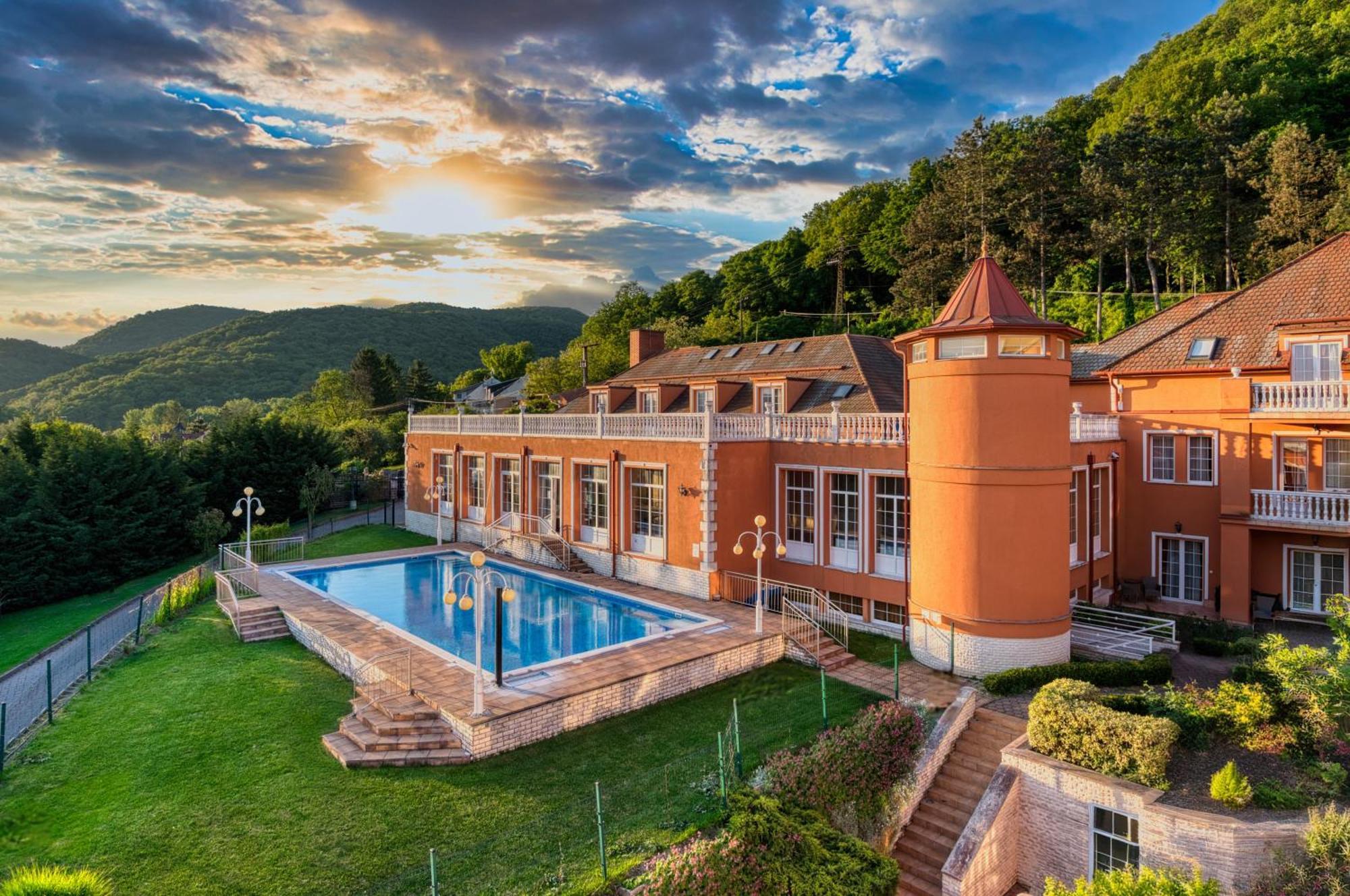 Hotel Bellevue Έστεργκομ Εξωτερικό φωτογραφία